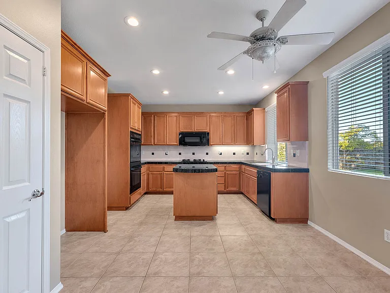 2016 Magpie Ct — Photo 5