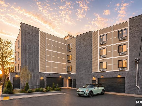 4th image of 2601 Jane St #304