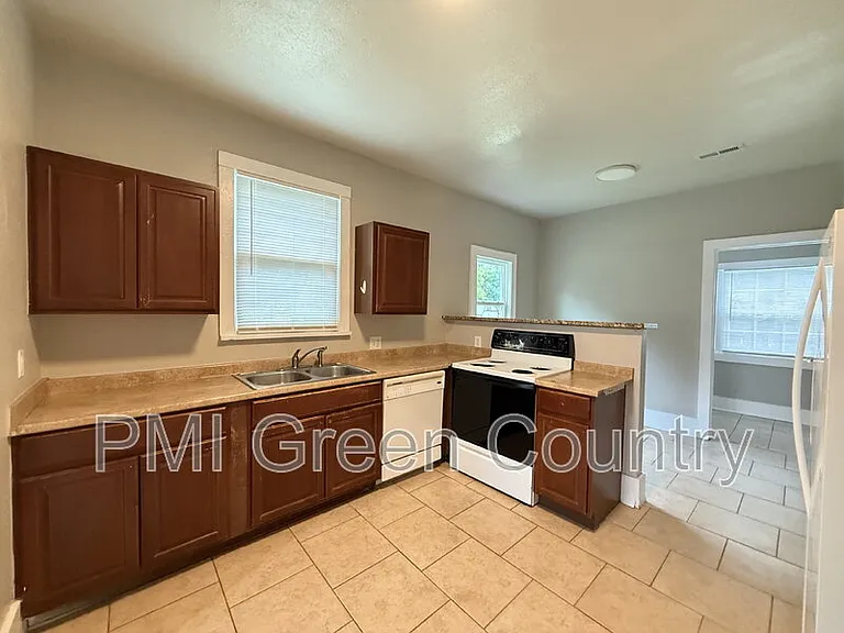 1223 S Quaker Ave — Photo 7