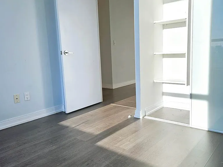 255 Village Green Sq #Penthouse 05 — Photo 8