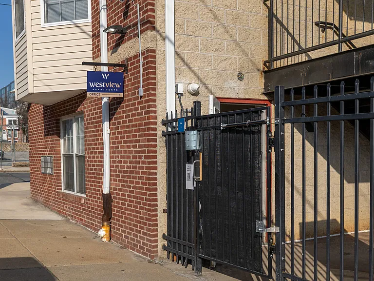 207 W 4th St #2B — Photo 4