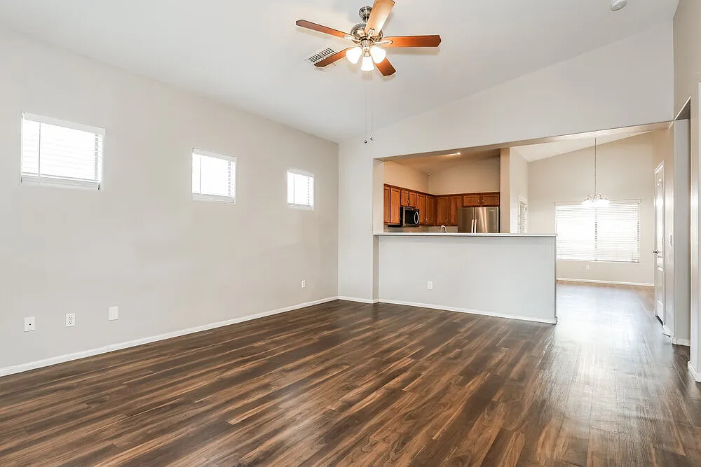 3 bed, 2.0 bath, 1711 sqft, $2,070 — Photo 4