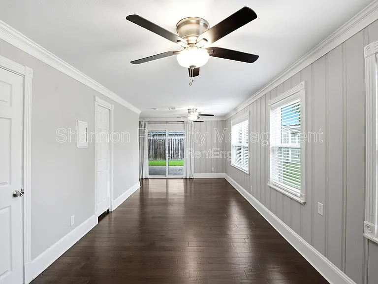 2207 Saxon Dr — Photo 17