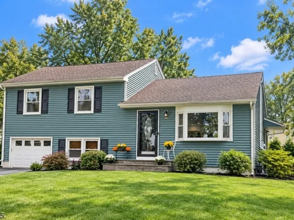 57 Lakeview Ave, Clinton Town, NJ 08809