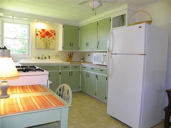 3rd image of 2 Loomis Ln