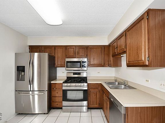 5th image of 6015 Lakeside Pl APT 204