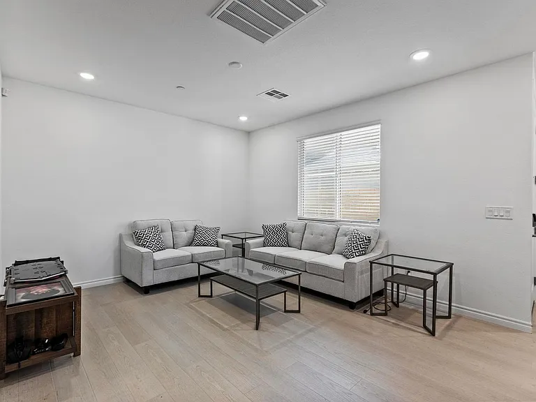 3546 Luciana Glen Ave — Photo 17