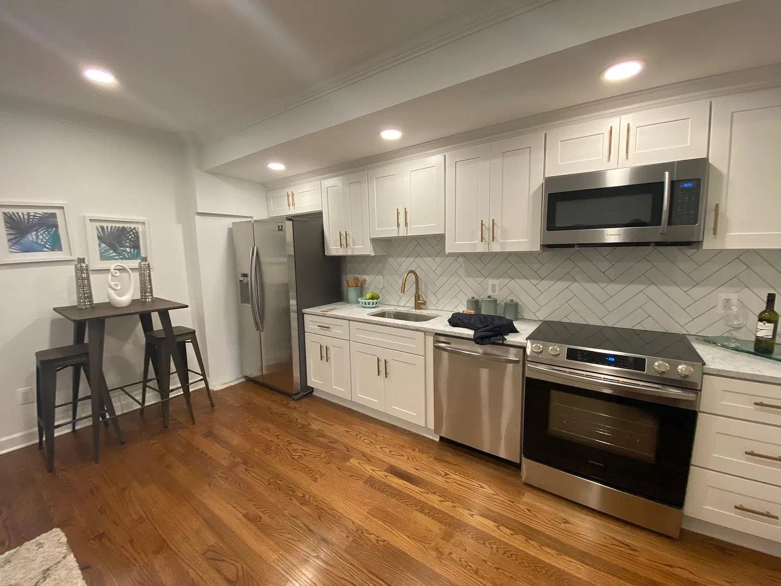 2 bed, 792 sqft, $2,100 — Photo 1