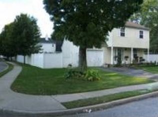 41 Pine St, Central Islip, NY 11722