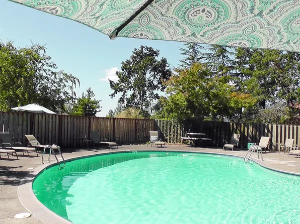 63 Galen Rd, Lake Oswego, OR 97035