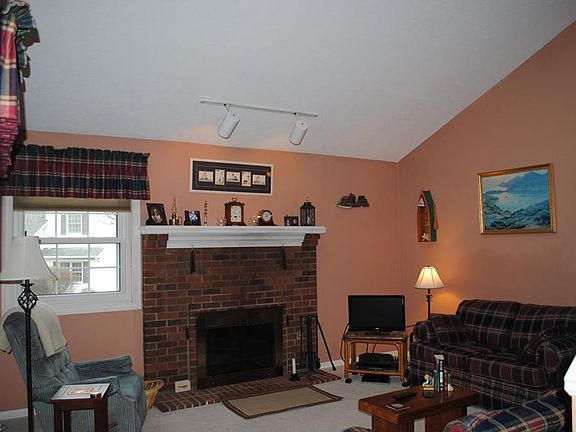 2nd image of 1440 Chestnut Knl #9-5