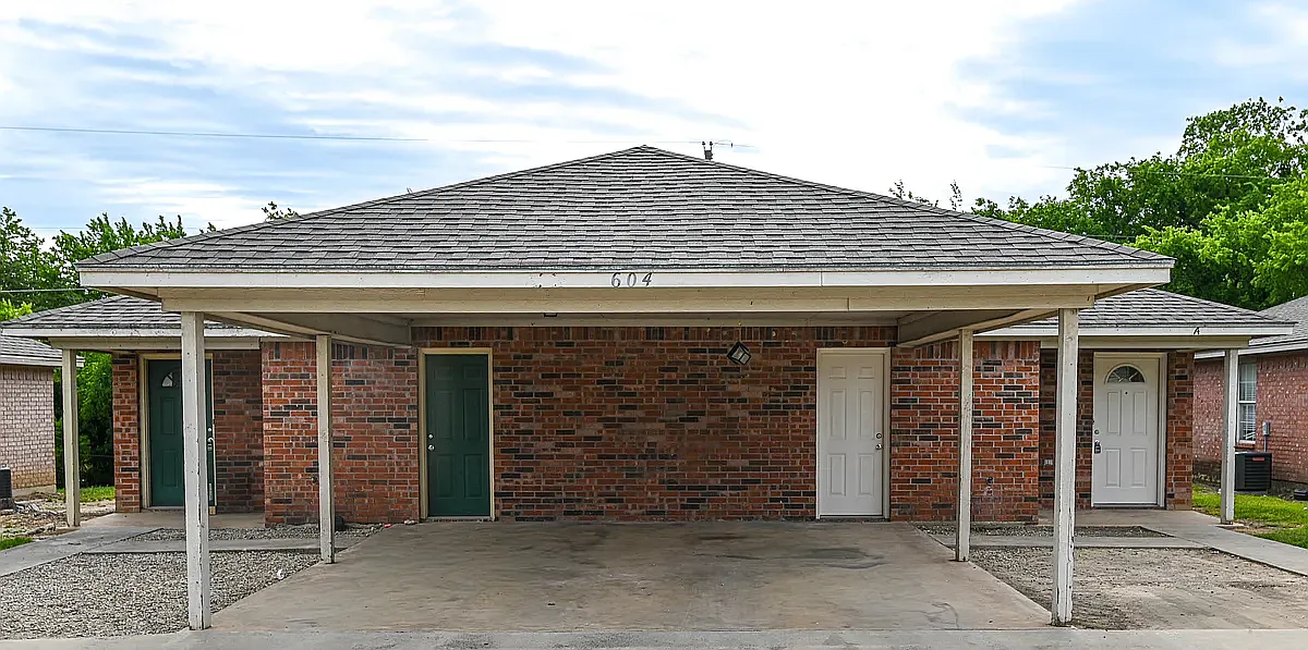 Photo 1 of 9 - 604 N Sewell Dr #B - Decatur, TX Primary Photo - 604 N Sewell Dr #B