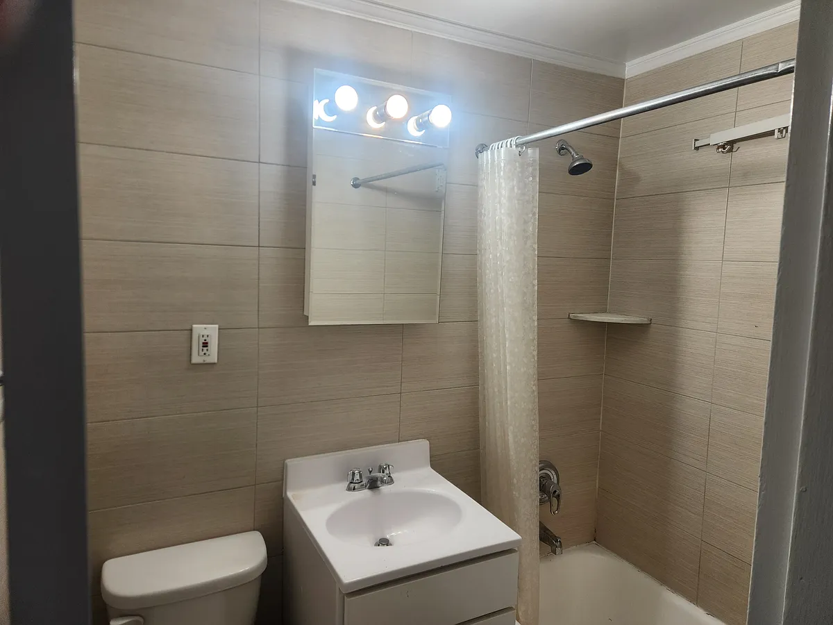 Building Photo - 166-05 Highland Ave #9M