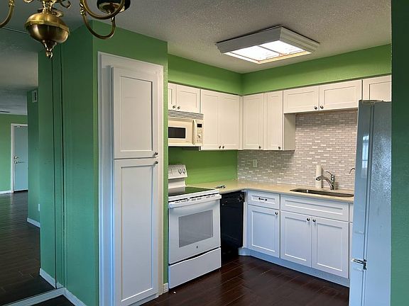 3rd image of 632 Georgetown B Dr