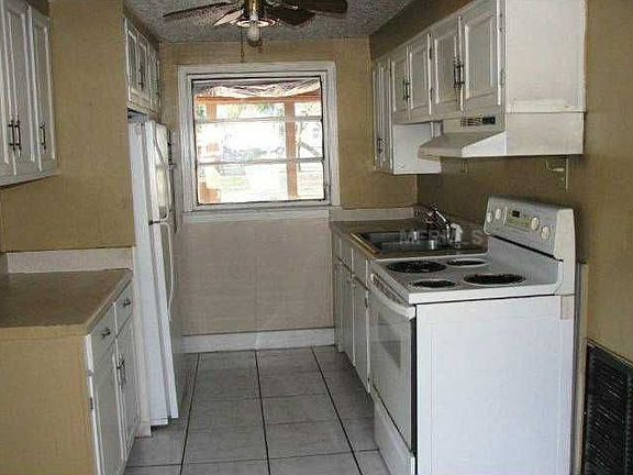 3rd image of 8510 El Portal Dr