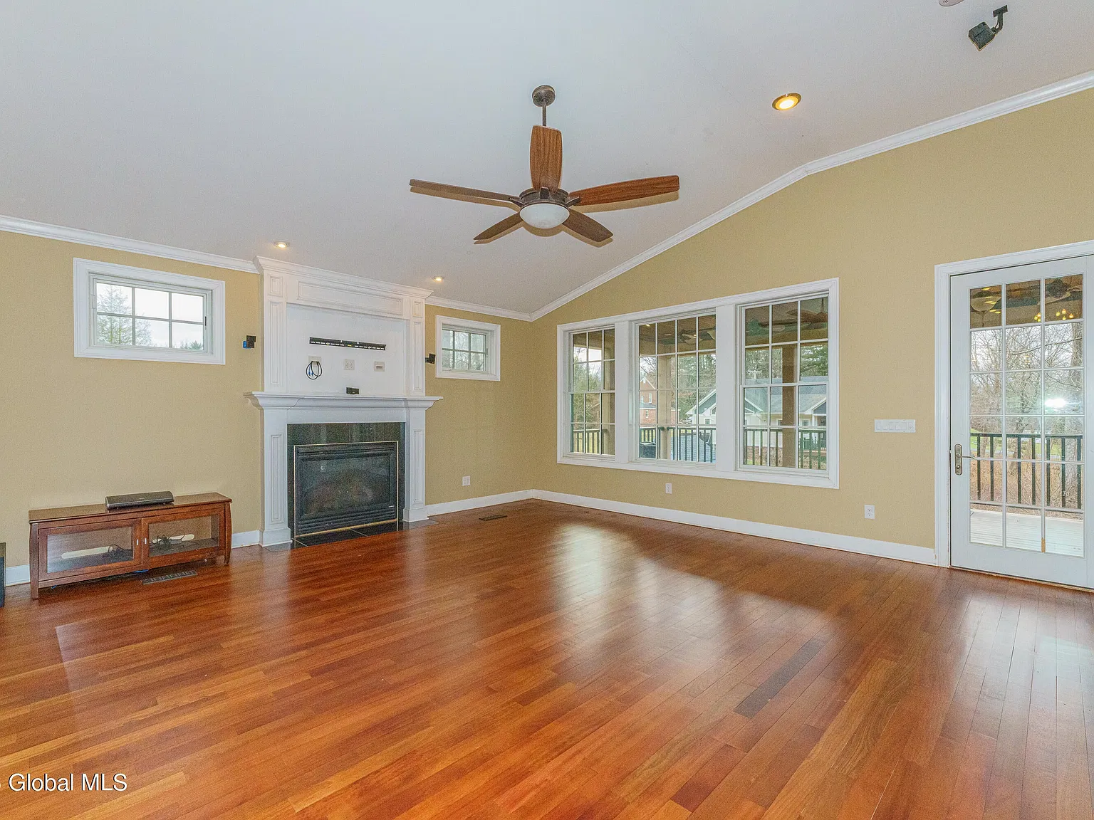 3 bed, 4.5 bath, 1239 sqft, $5,500 — Photo 2