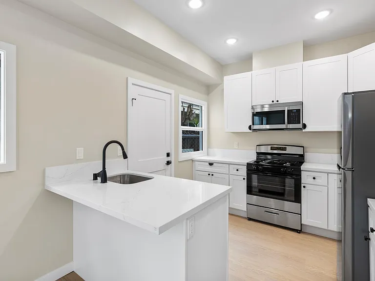 1221 E 1st St #12 — Photo 5