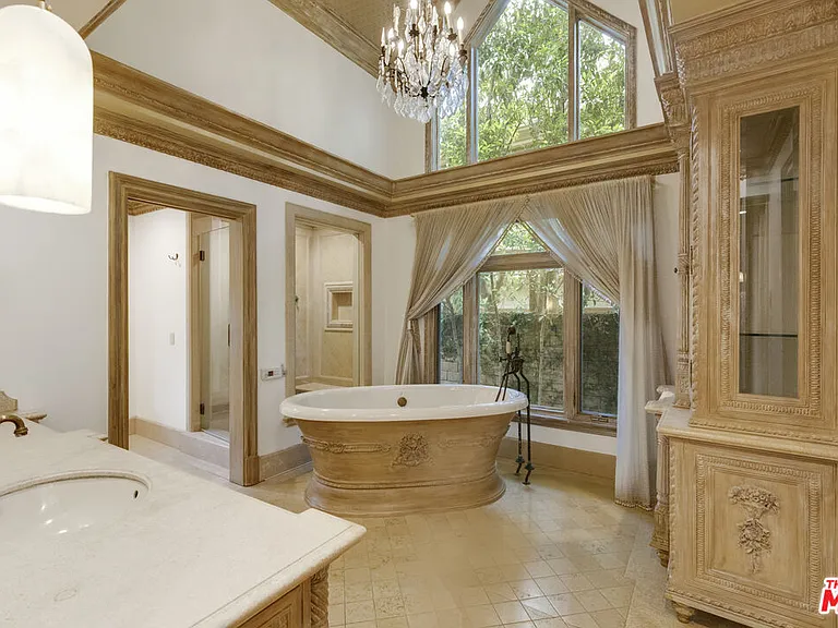 821 N Whittier Dr — Photo 24