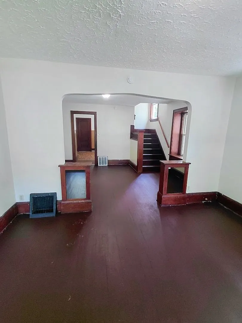 98 E Mapledale Ave — Photo 2