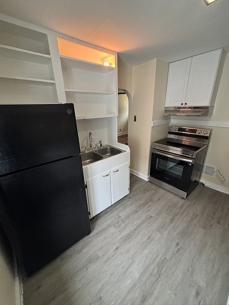 3 bed, 900 sqft, $1,300 — Photo 4