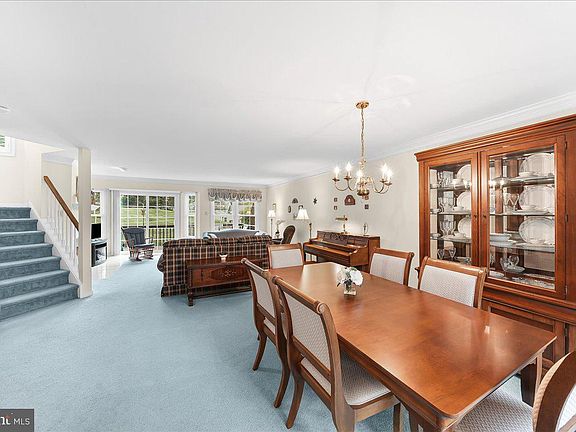5th image of 402 Sumner Way