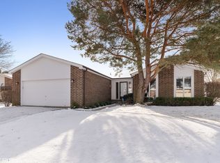 151 Arrowwood Dr, Northbrook, IL 60062