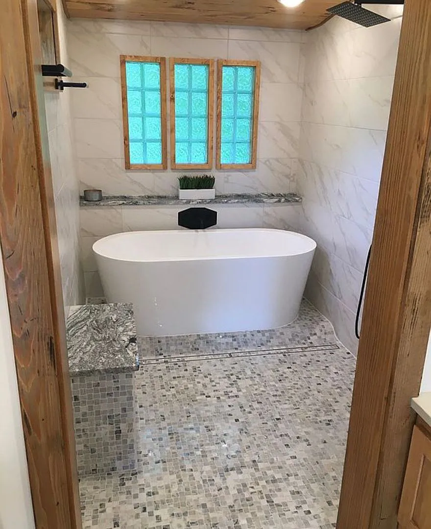 5 Bedroom || 3.5 Bathroom Home in Forest — Photo 4