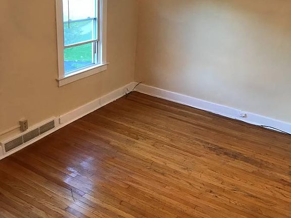 2nd image of 1410 Valley Dr APT 3