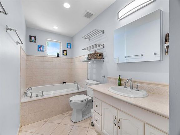 3rd image of 70 Isle Of Venice Dr APT 203