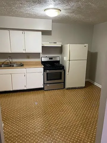 1850 S Main St APT 1 photo 1