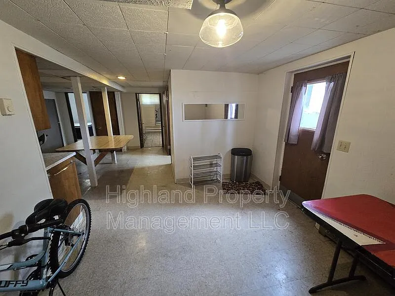 Building Photo - 520 NE Maple St #C