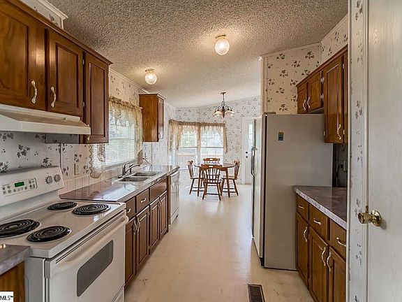 5th image of 300 Mountain Lake Ln