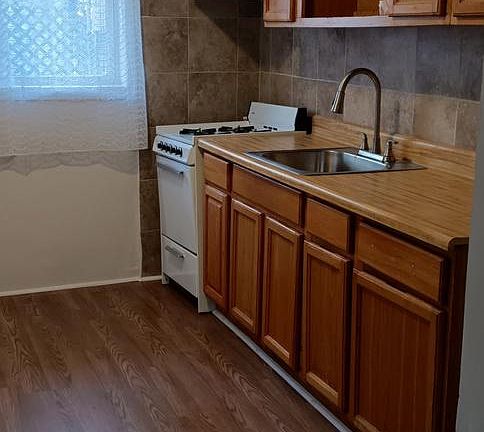 4th image of 3325 N American St