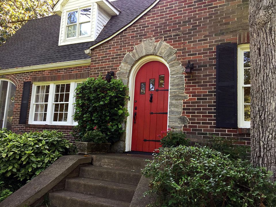 1920's Tudor in Druid Hills Historic District - Walk to Emory & Shopping - Great Schools!