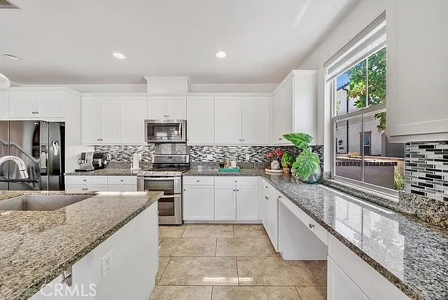 3 bed, 2.5 bath, 1795 sqft, $4,380 — Photo 4