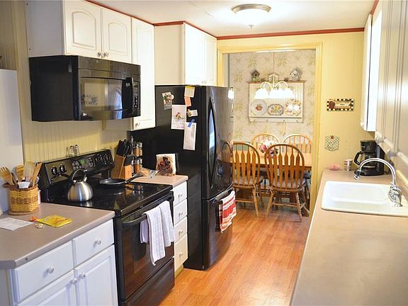 4th image of 30 Karen Pl