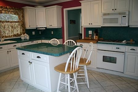 Center Aisle Eat In Kitchen