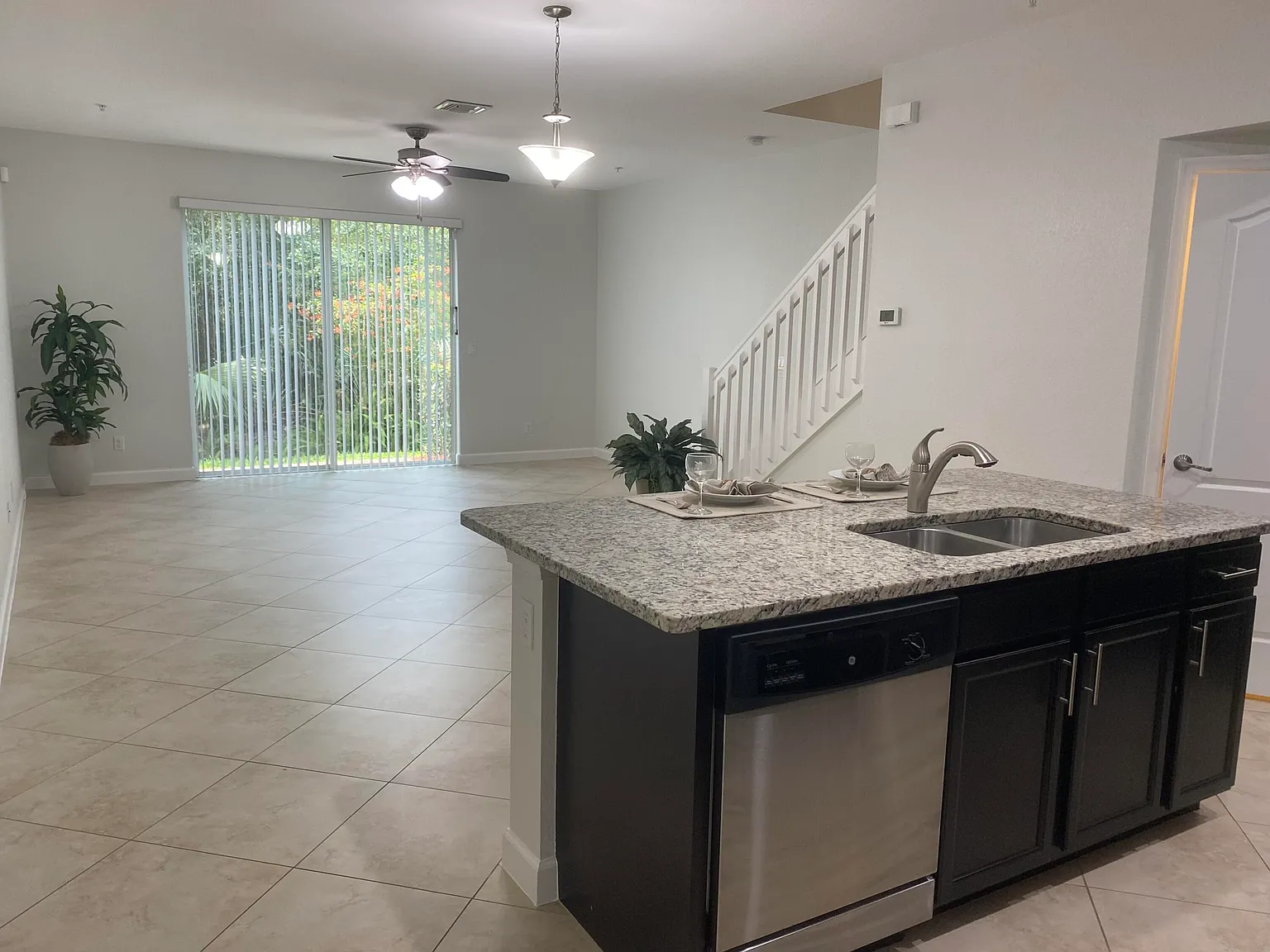 3 bed, 2.5 bath, 1614 sqft, $2,400 — Photo 4