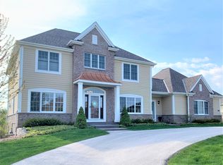 11433 N Oakview Ct, Mequon, WI 53092