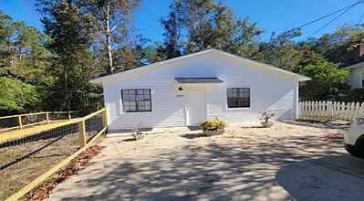 Super cute cottage. Fenced yard for your pet. Private parking.