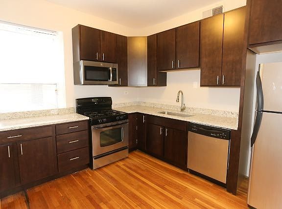 2nd image of 920 W Belle Plaine Ave #W5