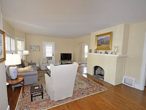 2nd image of 1025 N Niles Ave