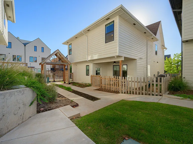 1300 N Blackwelder Ave — Photo 7
