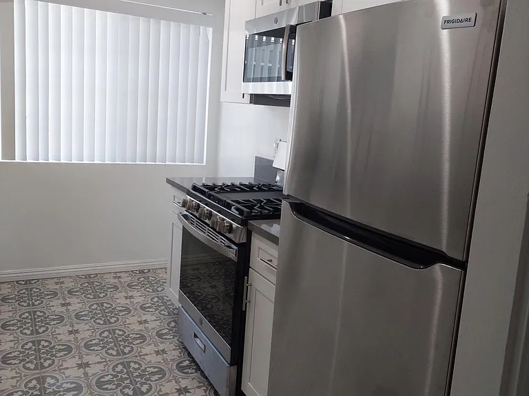 1536 S Fairfax Ave #6 — Photo 2