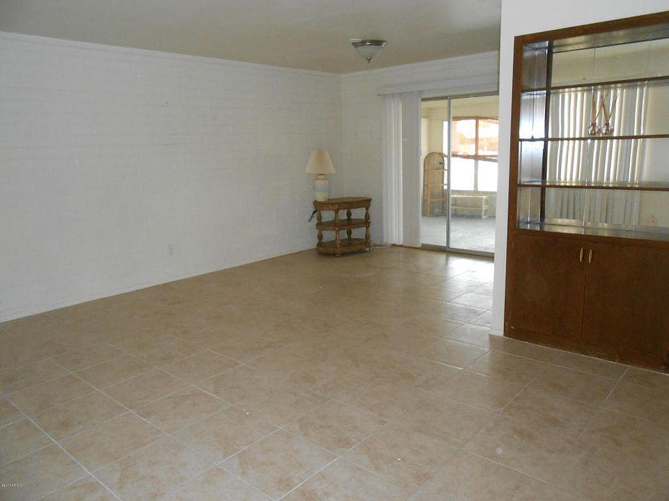 2nd image of 10930 W Connecticut Ave