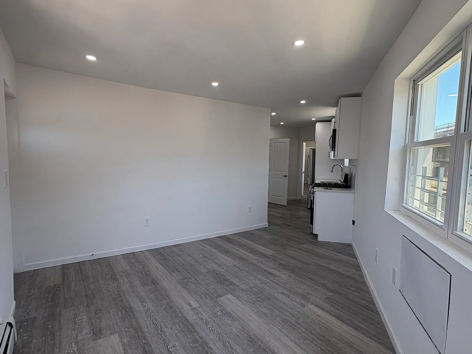 3 bed, 950 sqft, $2,300 — Photo 3