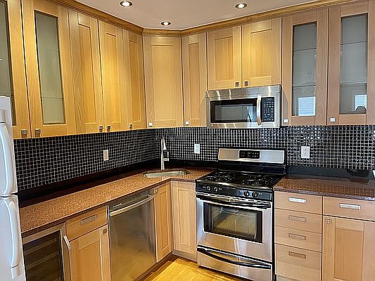 3rd image of 299 Kingsland Ave Floor 3