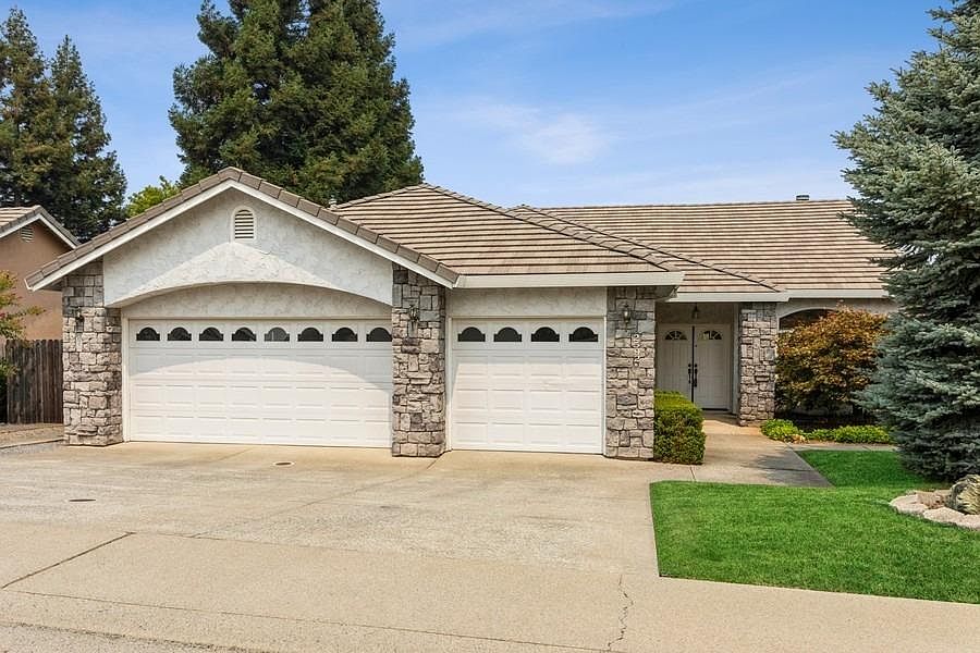 1st image of 2592 Sullivan Dr