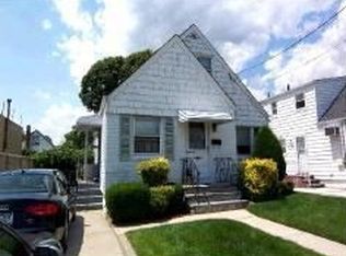16 N Montgomery St, Valley Stream, NY 11580