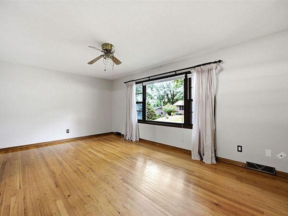 3rd image of 910 Talwrn Ct
